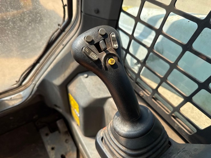 2020-bobcat-t76-image-33