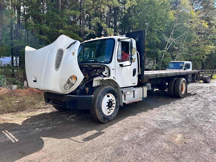 2006-freightliner-business-class-flatbed-image-1