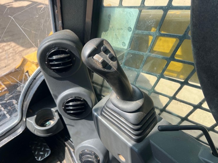 2019-caterpillar-262d3-image-22