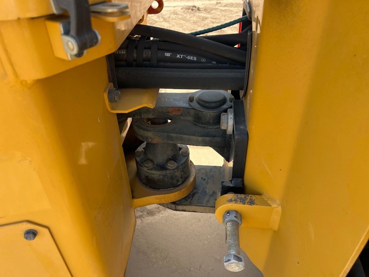 2021-caterpillar-cb2.7-image-11