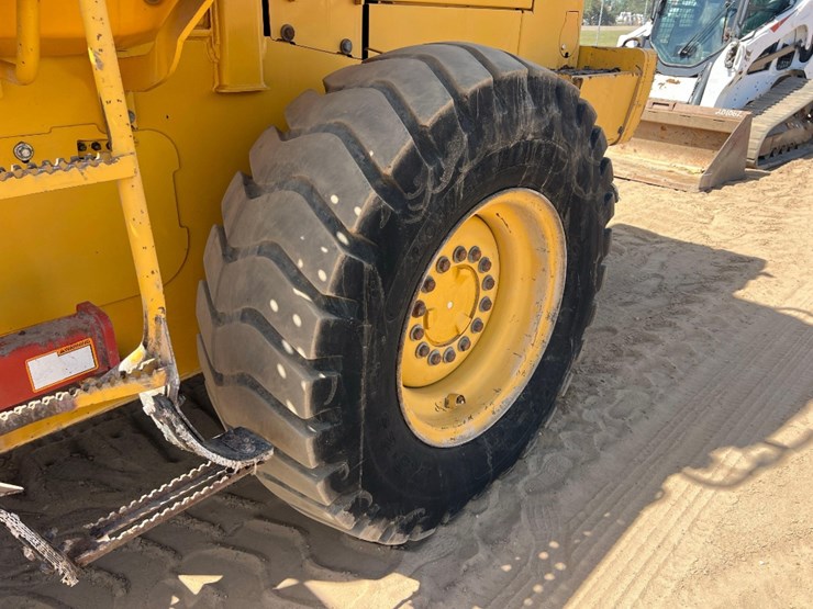 2000-deere-444-image-23