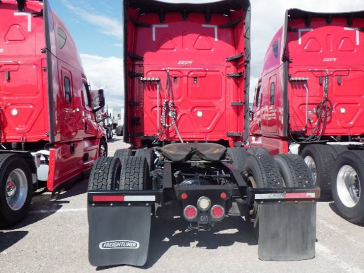 2021-freightliner-cascadia-126-image-8