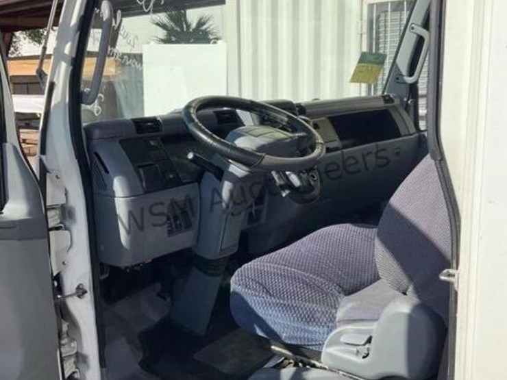 2007-mitsubishi-fuso-box-truck-image-18