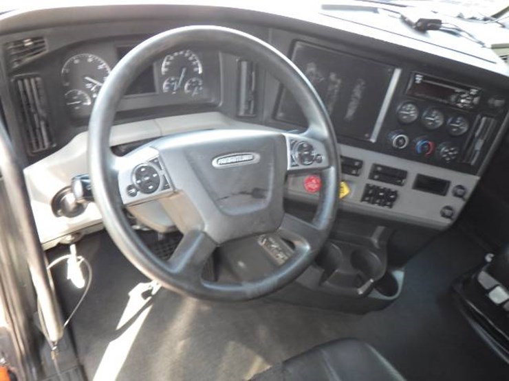 2021-freightliner-cascadia-126-image-16