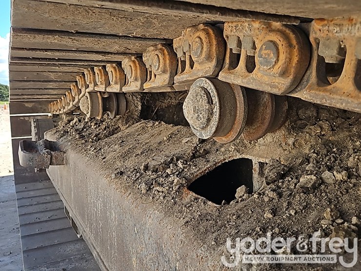 2015-komatsu-pc210-lc-10-image-11