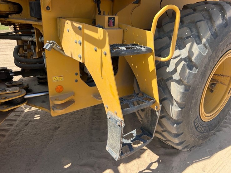 2021-caterpillar-926m-image-14