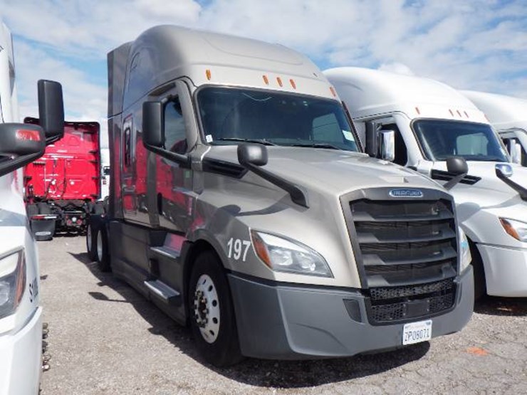 2022-freightliner-cascadia-126-image-2