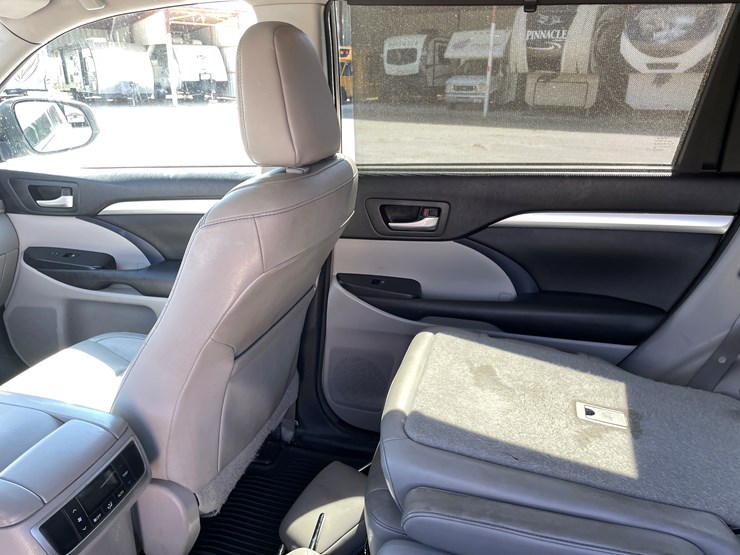 2016-toyota-highlander-image-41