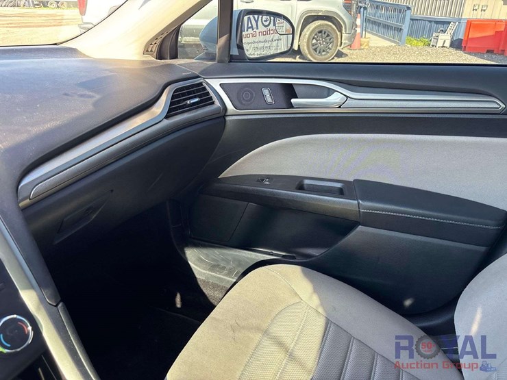 2017-ford-fusion-hybrid-sedan-image-16