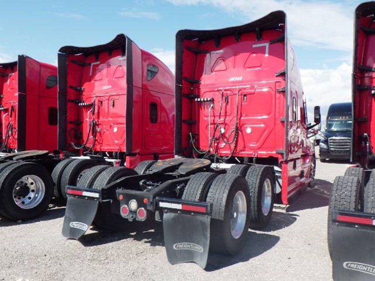 2021-freightliner-cascadia-126-image-7