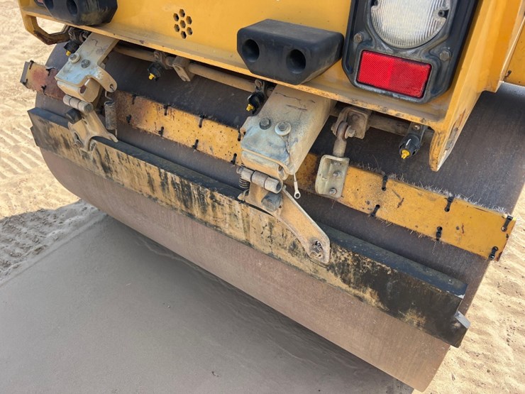 2021-caterpillar-cb2.7-image-17