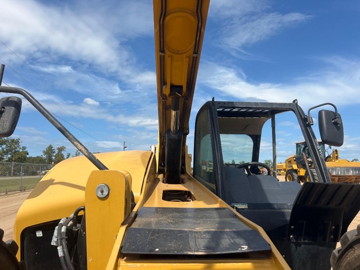 2018-caterpillar-tl1055d-image-11