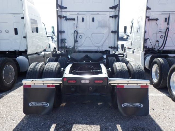 2022-freightliner-cascadia-126-image-7