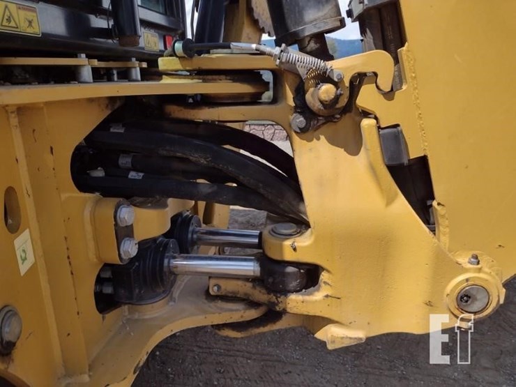 2015-caterpillar-420f-image-32