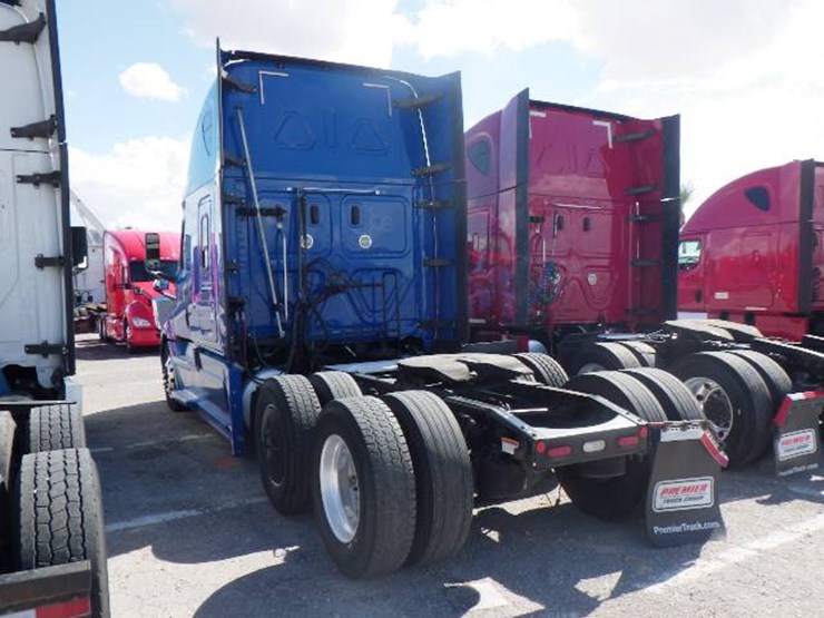 2020-freightliner-cascadia-126-image-11