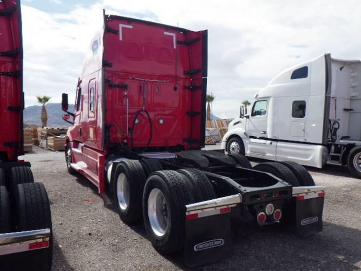 2023-freightliner-cascadia-126-image-9