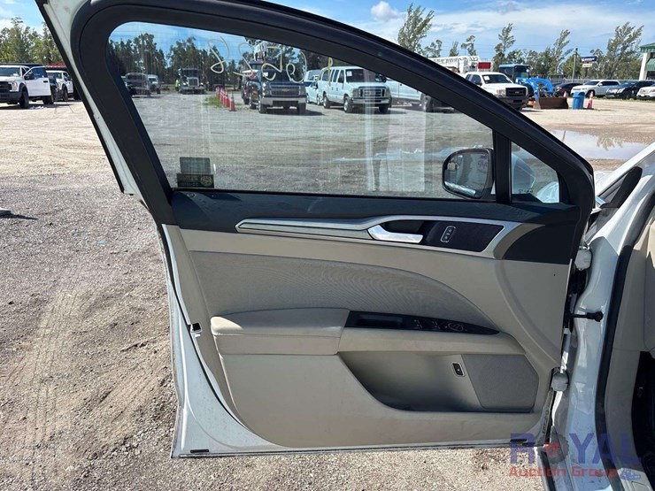 2018-ford-fusion-hybrid-sedan-image-9