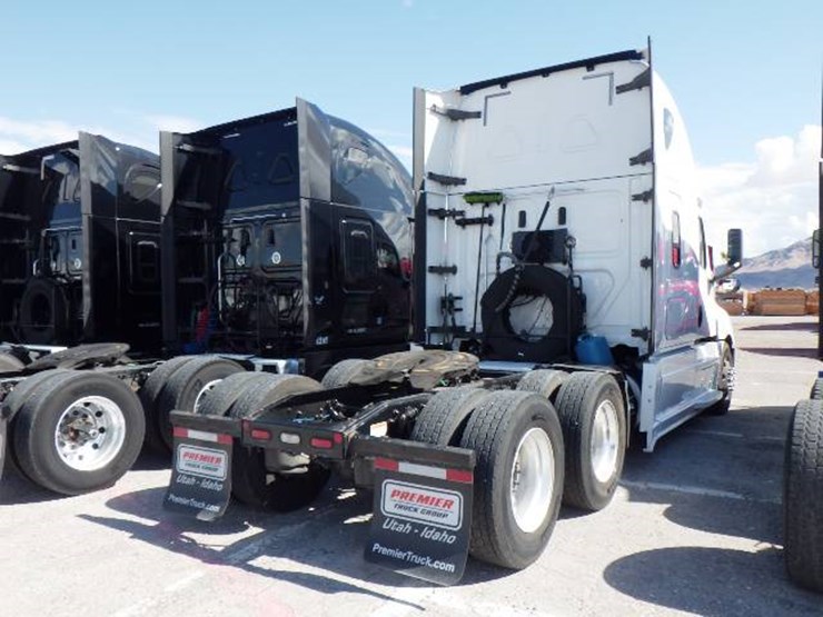 2020-freightliner-cascadia-126-image-4