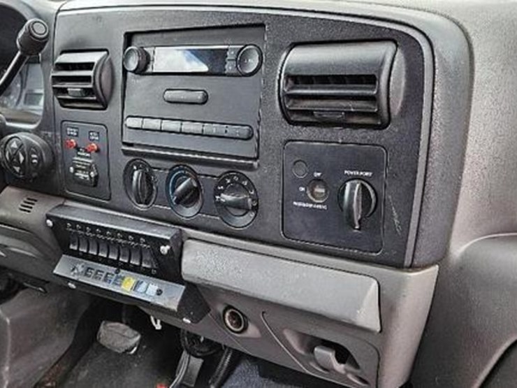 2006-ford-f550-image-17