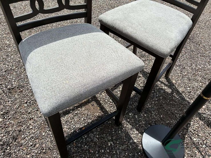 (2)-bar-stools,-(2)-lamps,-&-(2)-rugs-image-3