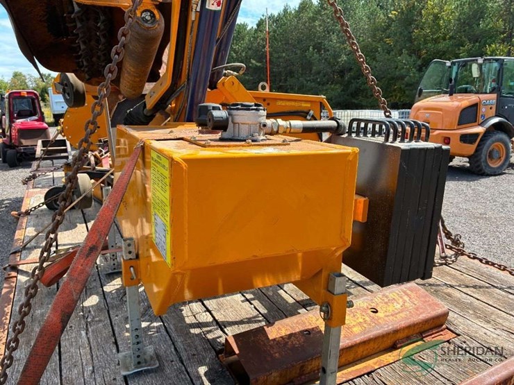 2014-trackless-model-mt6-with-numerous-like-new-attachments-image-9
