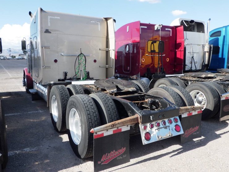 2000-peterbilt-379-image-11
