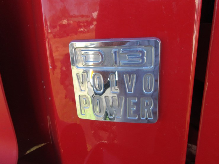 2011-volvo-10-image-17