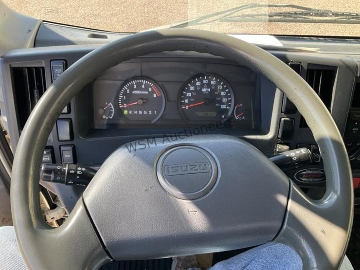 2015-isuzu-npr-image-16