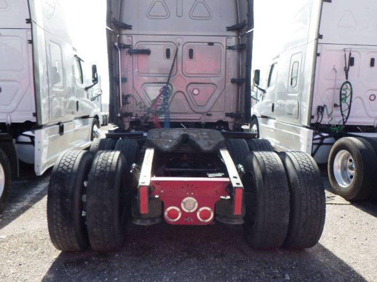2022-freightliner-cascadia-126-image-6