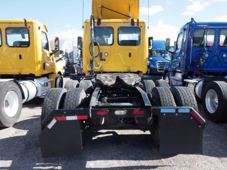 2019-freightliner-cascadia-126-image-7