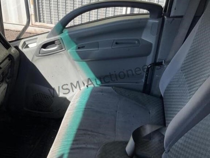 2015-isuzu-npr-image-21