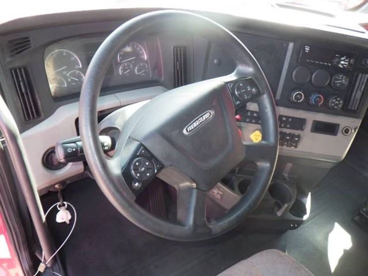 2020-freightliner-cascadia-126-image-14