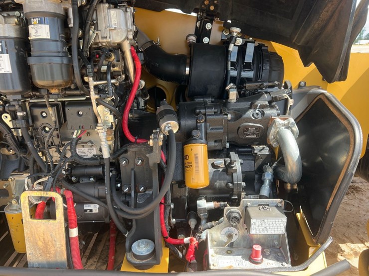 2018-caterpillar-tl1055d-image-22