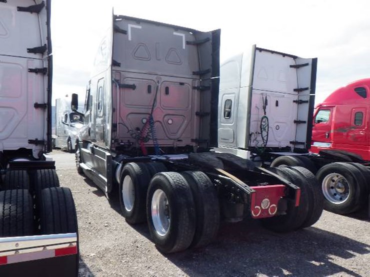 2022-freightliner-cascadia-126-image-8