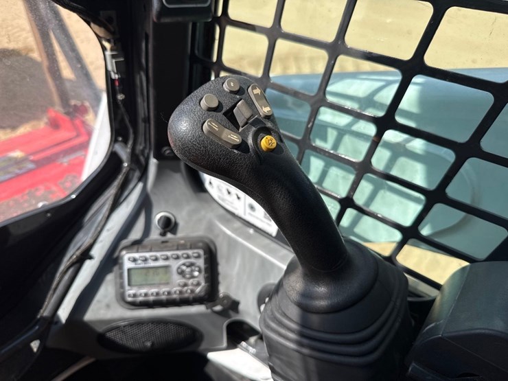 2021-bobcat-t870-image-37