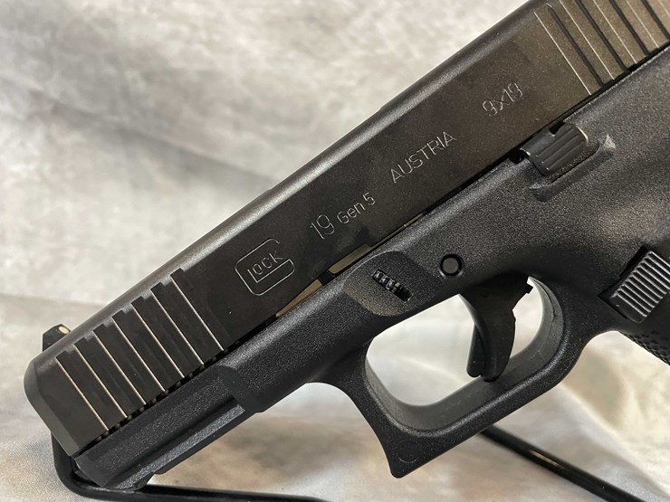 #4777-•-glock-19-gen-5-9mm-luger-pistol,-sn:-cesf245-image-17