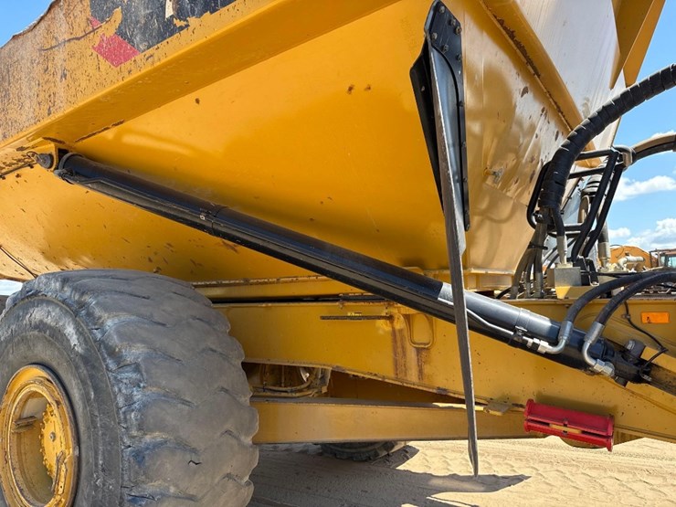 2019-caterpillar-745-image-19