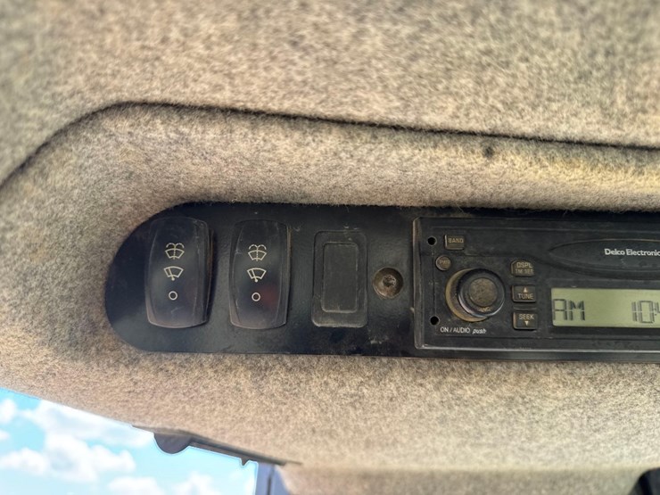2007-deere-700j-xlt-image-30