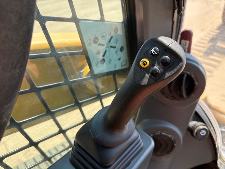 2023-caterpillar-259d3-image-31