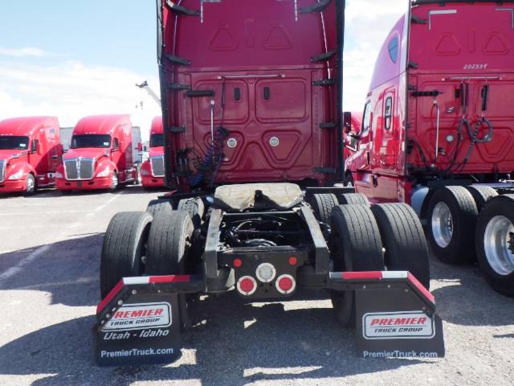 2020-freightliner-cascadia-126-image-10