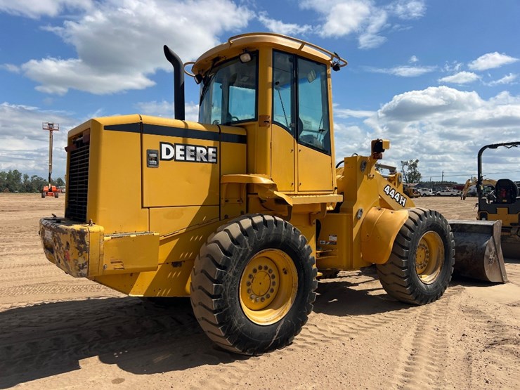 2000-deere-444-image-4