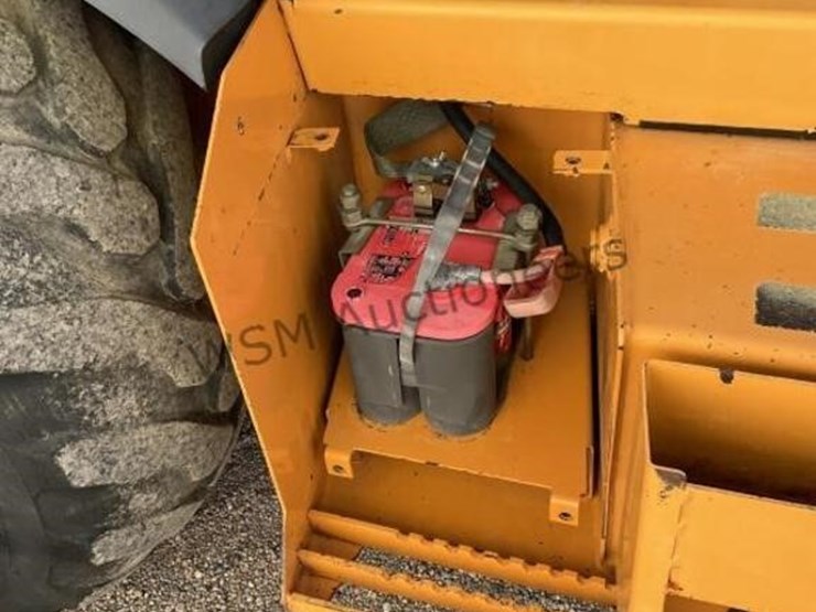 case-570xlt-skip-loader-image-13