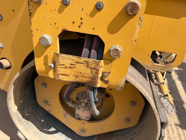 2021-caterpillar-cb2.7-image-12