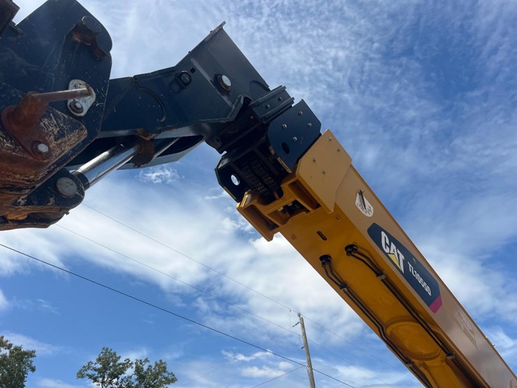 2018-caterpillar-tl1055d-image-10