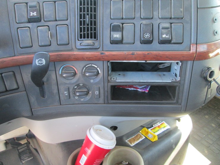 2011-volvo-10-image-42