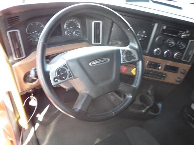 2021-freightliner-cascadia-126-image-12