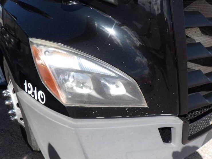 2020-freightliner-cascadia-126-image-4