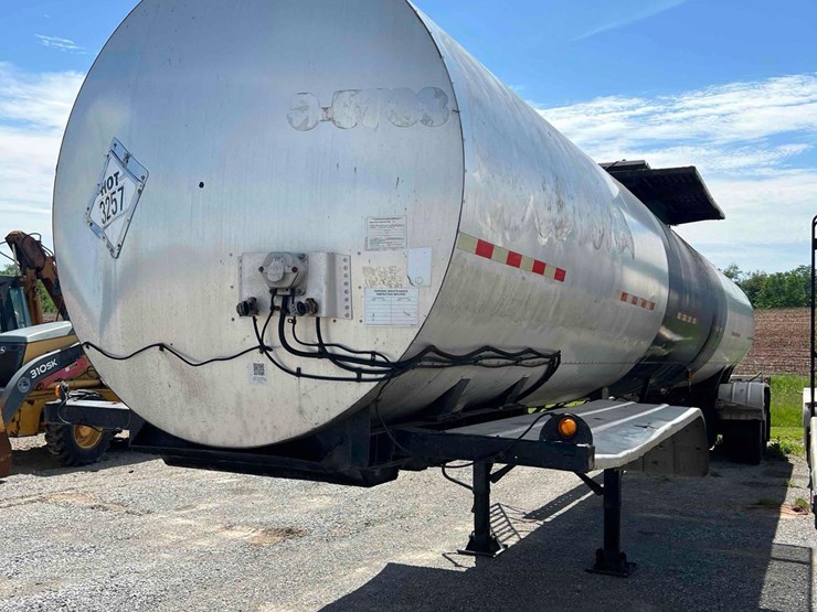 2009-etnyre-&-co-4"-rear-discharge-hot-oil/-asphalt-tanker-image-1
