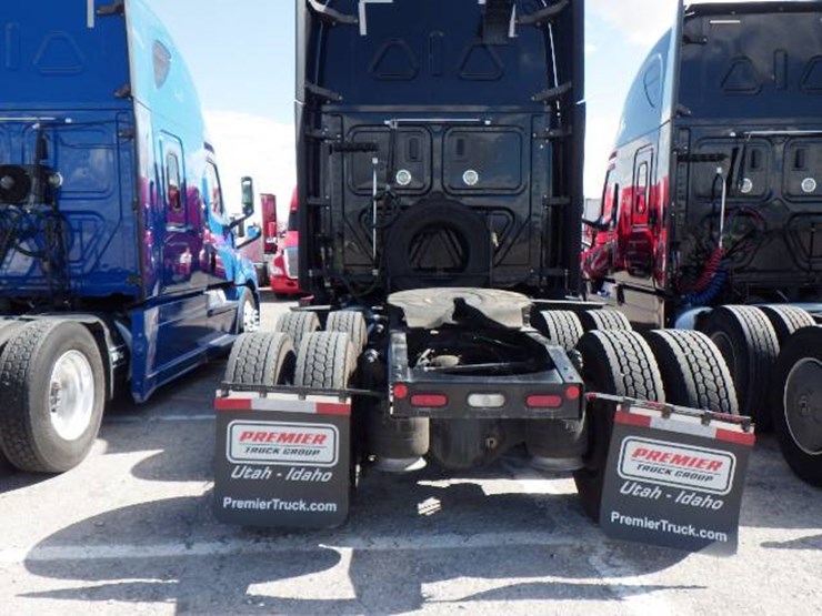 2020-freightliner-cascadia-126-image-8