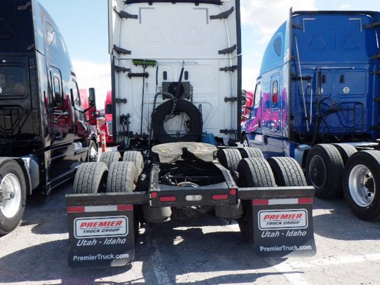 2020-freightliner-cascadia-126-image-5